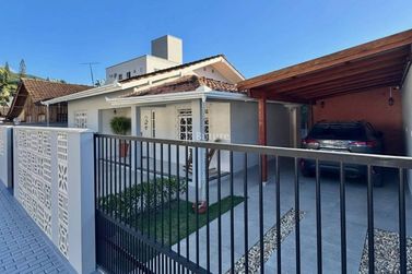 Casa &agrave; venda - 300m&sup2; - Cedro