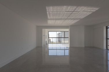 Apartamento &agrave; venda - 198m&sup2; - Meia Praia