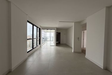 Apartamento &agrave; venda - 136m&sup2; - Meia Praia