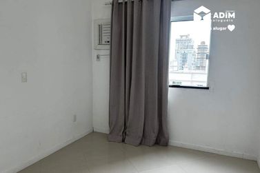 Apartamento para alugar - 140m&sup2; - Meia Praia
