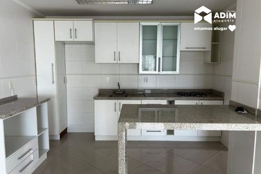 Apartamento para alugar - 140m&sup2; - Meia Praia
