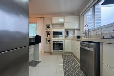 Apartamento &agrave; venda - 171m&sup2; - Meia Praia