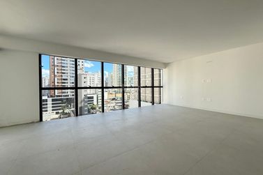 Apartamento &agrave; venda - 140m&sup2; - Meia Praia