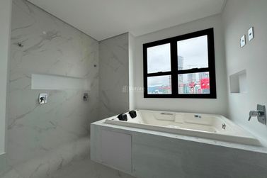 Apartamento &agrave; venda - 208m&sup2; - Centro