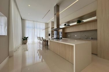 Apartamento &agrave; venda - 180m&sup2; - Meia Praia
