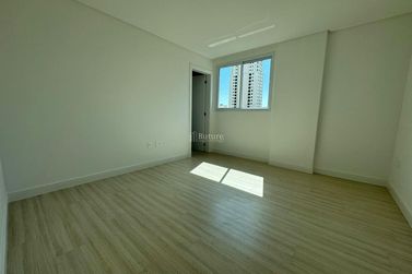 Apartamento &agrave; venda - 130m&sup2; - Meia Praia