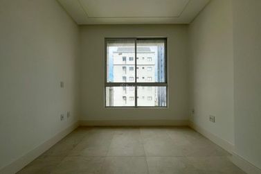 Apartamento &agrave; venda - 132m&sup2; - Meia Praia