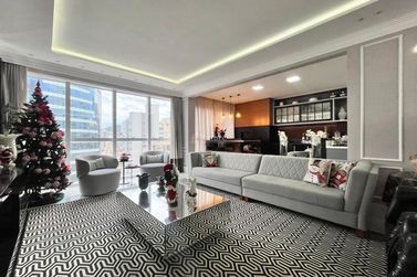 Apartamento &agrave; venda - 198m&sup2; - Meia Praia