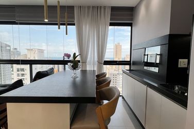 Apartamento &agrave; venda - 137m&sup2; - Meia Praia