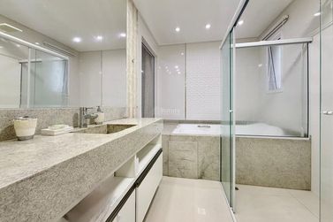 Apartamento &agrave; venda - 170m&sup2; - Meia Praia