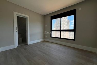 Apartamento &agrave; venda - 135m&sup2; - Centro