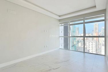 Apartamento &agrave; venda - 132m&sup2; - Meia Praia