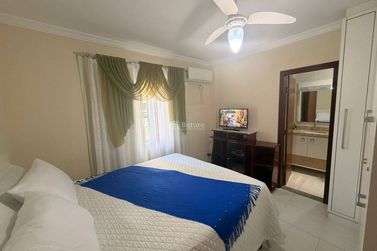Apartamento &agrave; venda - 102m&sup2; - Meia Praia