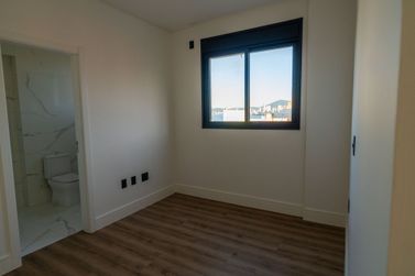 Apartamento &agrave; venda - 130m&sup2; - Meia Praia