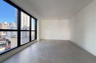 Apartamento &agrave; venda - 132m&sup2; - Meia Praia