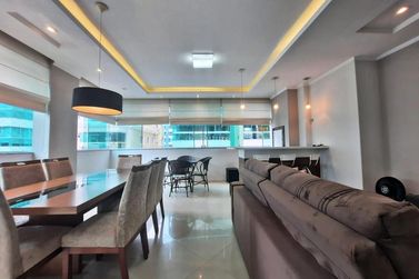 Apartamento &agrave; venda - 132m&sup2; - Meia Praia