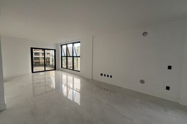 Apartamento &agrave; venda - 130m&sup2; - Meia Praia