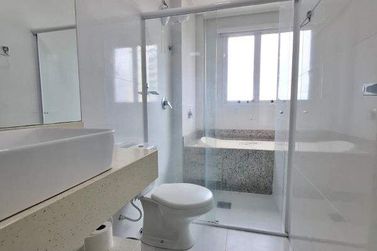 Apartamento para alugar - 134m&sup2; - Meia Praia