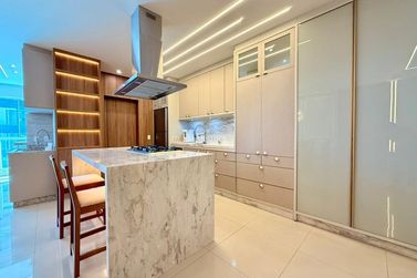 Apartamento &agrave; venda - 135m&sup2; - Meia Praia