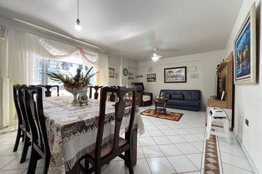 Apartamento &agrave; venda - 140m&sup2; - Meia Praia
