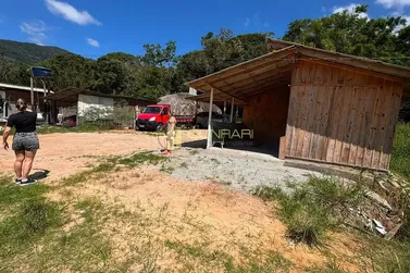 Ch&aacute;cara &agrave; venda - 60m&sup2; - Macacos