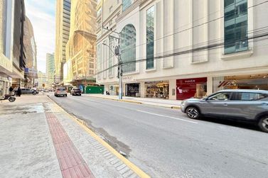 Sala Comercial &agrave; venda - 68m&sup2; - Meia Praia