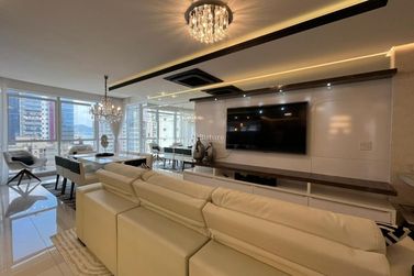 Apartamento &agrave; venda - 229m&sup2; - Meia Praia