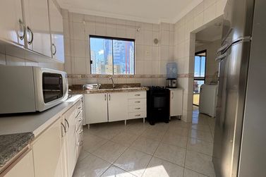 Apartamento &agrave; venda - 147m&sup2; - Meia Praia