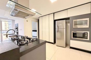 Apartamento &agrave; venda - 220m&sup2; - Meia Praia