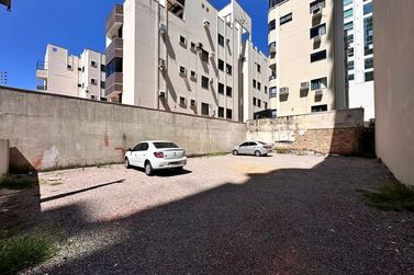 Terreno &agrave; venda - 252m&sup2; - Meia Praia