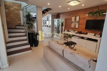 Casa &agrave; venda - 380m&sup2; - Meia Praia