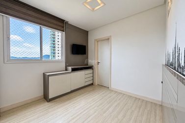 Apartamento &agrave; venda - 135m&sup2; - Meia Praia
