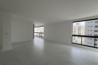 Apartamento &agrave; venda - 129m&sup2; - Meia Praia