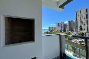 Apartamento &agrave; venda - 132m&sup2; - Meia Praia