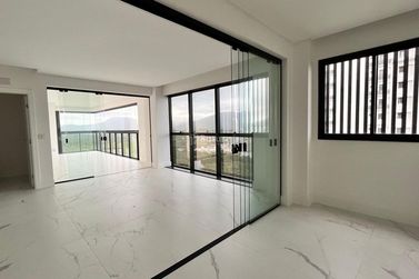Apartamento &agrave; venda - 182m&sup2; - Meia Praia