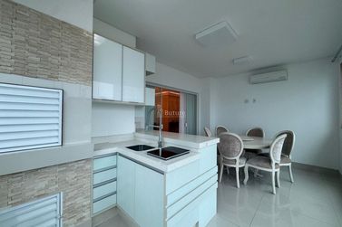 Apartamento &agrave; venda - 171m&sup2; - Meia Praia