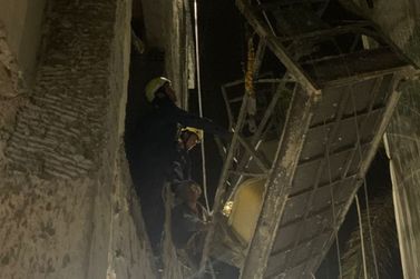 Bombeiros resgatam trabalhador preso em andaime suspenso em Itapo&aacute;