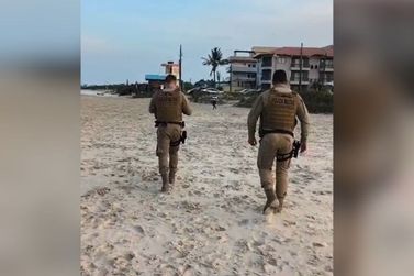 Homem assedia mulher, tenta fugir pelo mar e &eacute; preso em S&atilde;o Francisco do Sul