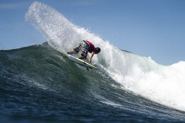 Itapo&aacute; recebe estrelas do surf para o Masters 2025; veja a programa&ccedil;&atilde;o