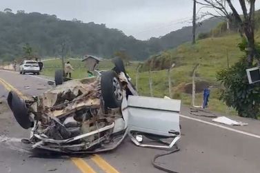 Colis&atilde;o entre tr&ecirc;s ve&iacute;culos interdita totalmente a SC-417, em Garuva