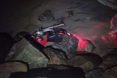 Homem tenta fugir da pol&iacute;cia e joga moto no mar em Itapo&aacute;