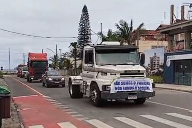 Caminhoneiros fazem carreata at&eacute; a C&acirc;mara e cobram p&aacute;tio p&uacute;blico em Itapo&aacute;