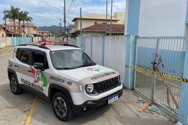 Adolescente danifica porta de escola e &eacute; apreendido em Itapo&aacute;