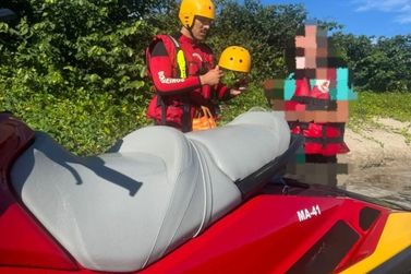 Bombeiros resgatam casal de idosos ilhado na Barra do Sa&iacute;