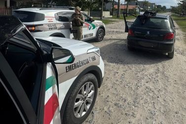 Homem &eacute; preso ap&oacute;s furtar dois carros e bater em poste durante fuga
