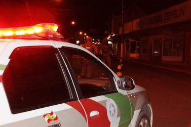 Motociclista sem CNH bate em muro ap&oacute;s fugir da PM em Itapo&aacute;