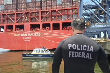 PF descobre mergulhadores escondendo coca&iacute;na em navios no Norte de SC