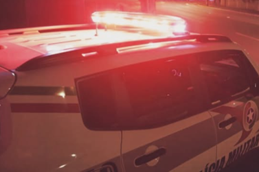 PM prende suspeito de furto e recupera celular em Itapo&aacute;