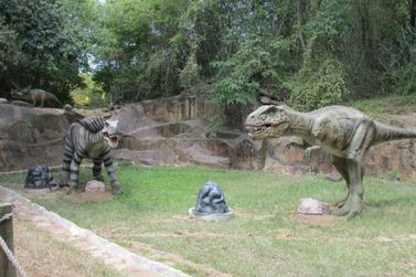 Ituanos aproveitam parque gratuito de dinossauros em Salto