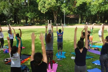 Aula gratuita de yoga no Parque Geológico do Varvito